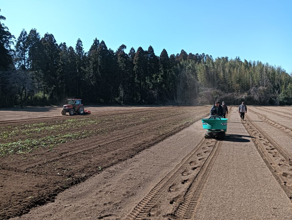 トラクターで耕耘、ブレンドキャスターで肥料散布