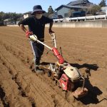 管理機で植付用の溝作り
